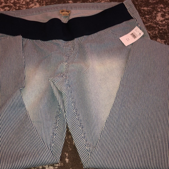 Distressed pin stripe maternity pants - Picture 2 of 4